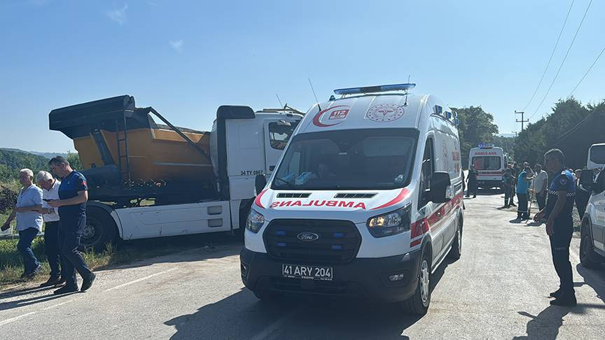 Tır ile servis midibüsü kafa kafaya çarpıştı: 1'i ağır 26 yaralı - Resim: 17